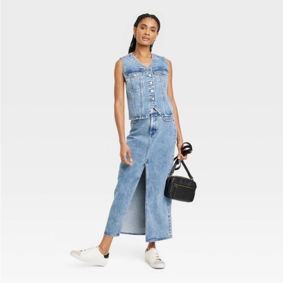 Women's V-Neck Denim Vest - Universal
Thread™ Medium Wash new - Picture 1 of 9